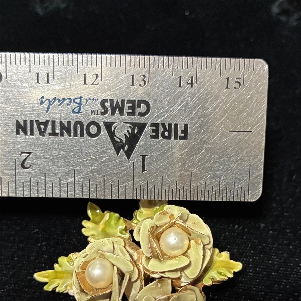 Elegant vintage Floral Pearl Brooch